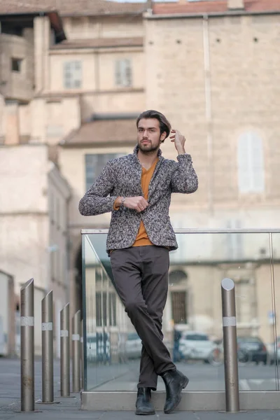 Parma 'nın ortasında ceketli, zarif, siyah saçlı bir İtalyan. Yüksek kalite fotoğraf