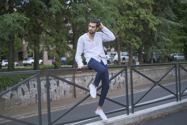 Beau Mec Aux Cheveux Bruns Appuyé Sur Une Rampe Métal — Photo