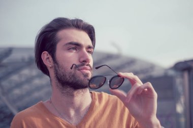 Güzel, siyah saçlı, aynalı güneş gözlüklü bir İtalyan. Yüksek kalite fotoğraf