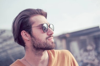 Güzel, siyah saçlı, aynalı güneş gözlüklü bir İtalyan. Yüksek kalite fotoğraf