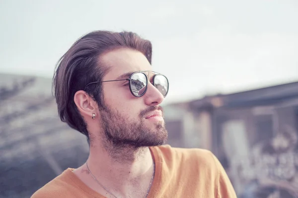 Vacker Italiensk Mörkhårig Kille Med Speglade Solglasögon Högkvalitativt Foto — Stockfoto