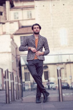 Parma 'nın ortasında ceketli, zarif, siyah saçlı bir İtalyan. Yüksek kalite fotoğraf