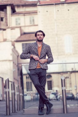 Parma 'nın ortasında ceketli, zarif, siyah saçlı bir İtalyan. Yüksek kalite fotoğraf