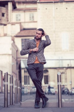 Parma 'nın ortasında ceketli, zarif, siyah saçlı bir İtalyan. Yüksek kalite fotoğraf