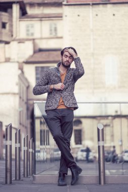 Parma 'nın ortasında ceketli, zarif, siyah saçlı bir İtalyan. Yüksek kalite fotoğraf