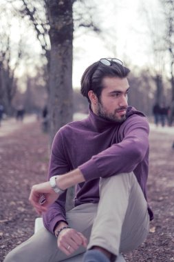 Sonbaharda Parma Dük Parkı 'nda güzel, dalgın, siyah saçlı bir İtalyan çocuk. Yüksek kalite fotoğraf