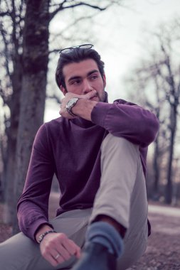 Sonbaharda Parma Dük Parkı 'nda güzel, dalgın, siyah saçlı bir İtalyan çocuk. Yüksek kalite fotoğraf