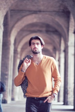 Parma 'nın ortasında, Pilotta' nın kemerlerinin altında ceketi olan zarif, siyah saçlı İtalyan bir çocuk. Yüksek kalite fotoğraf