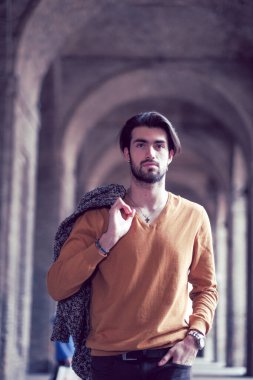 Parma 'nın ortasında, Pilotta' nın kemerlerinin altında ceketi olan zarif, siyah saçlı İtalyan bir çocuk. Yüksek kalite fotoğraf