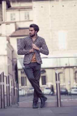 Parma 'nın ortasında ceketli, zarif, siyah saçlı bir İtalyan. Yüksek kalite fotoğraf