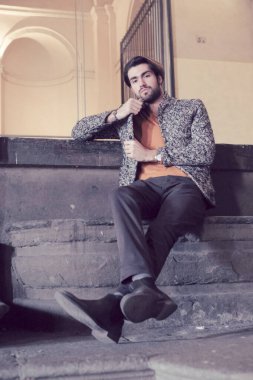 Parma 'nın ortasında, Pilotta' nın merdivenlerinde ceketli, zarif, siyah saçlı İtalyan çocuk. Yüksek kalite fotoğraf