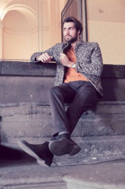 Parma 'nın ortasında, Pilotta' nın merdivenlerinde ceketli, zarif, siyah saçlı İtalyan çocuk. Yüksek kalite fotoğraf