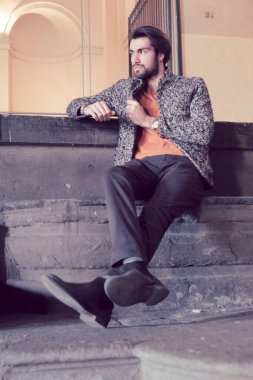 Parma 'nın ortasında, Pilotta' nın merdivenlerinde ceketli, zarif, siyah saçlı İtalyan çocuk. Yüksek kalite fotoğraf