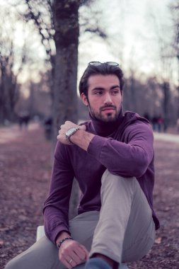 Sonbaharda Parma Dük Parkı 'nda güzel, dalgın, siyah saçlı bir İtalyan çocuk. Yüksek kalite fotoğraf