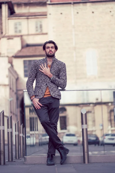 Schöner Eleganter Italienischer Dunkelhaariger Mann Mit Jacke Zentrum Von Parma — Stockfoto