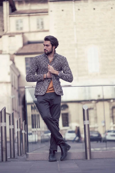 Parma 'nın ortasında ceketli, zarif, siyah saçlı bir İtalyan. Yüksek kalite fotoğraf