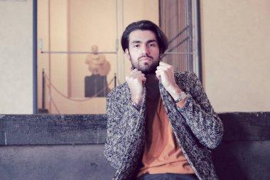 Parma 'nın ortasında, Pilotta' nın merdivenlerinde ceketli, zarif, siyah saçlı İtalyan çocuk. Yüksek kalite fotoğraf