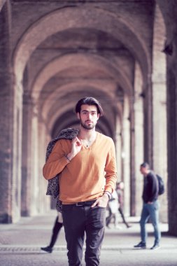 Parma 'nın ortasında, Pilotta' nın kemerlerinin altında ceketi olan zarif, siyah saçlı İtalyan bir çocuk. Yüksek kalite fotoğraf