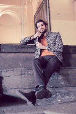 Parma 'nın ortasında, Pilotta' nın merdivenlerinde ceketli, zarif, siyah saçlı İtalyan çocuk. Yüksek kalite fotoğraf