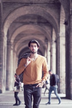 Parma 'nın ortasında, Pilotta' nın kemerlerinin altında ceketi olan zarif, siyah saçlı İtalyan bir çocuk. Yüksek kalite fotoğraf