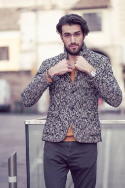 Parma 'nın ortasında ceketli, zarif, siyah saçlı bir İtalyan. Yüksek kalite fotoğraf