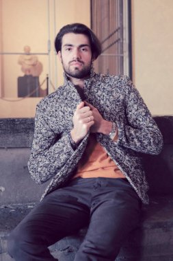 Parma 'nın ortasında, Pilotta' nın merdivenlerinde ceketli, zarif, siyah saçlı İtalyan çocuk. Yüksek kalite fotoğraf