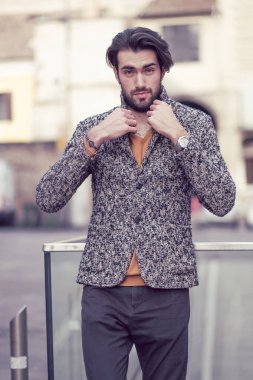 Parma 'nın ortasında ceketli, zarif, siyah saçlı bir İtalyan. Yüksek kalite fotoğraf