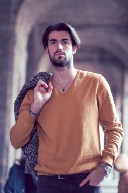 Parma 'nın ortasında, Pilotta' nın kemerlerinin altında ceketi olan zarif, siyah saçlı İtalyan bir çocuk. Yüksek kalite fotoğraf