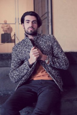 Parma 'nın ortasında, Pilotta' nın merdivenlerinde ceketli, zarif, siyah saçlı İtalyan çocuk. Yüksek kalite fotoğraf