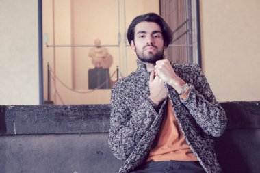 Parma 'nın ortasında, Pilotta' nın merdivenlerinde ceketli, zarif, siyah saçlı İtalyan çocuk. Yüksek kalite fotoğraf