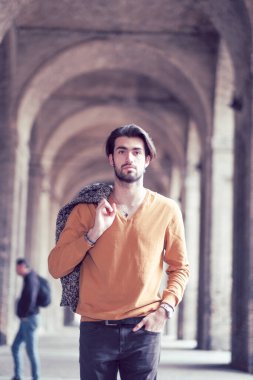 Parma 'nın ortasında, Pilotta' nın kemerlerinin altında ceketi olan zarif, siyah saçlı İtalyan bir çocuk. Yüksek kalite fotoğraf