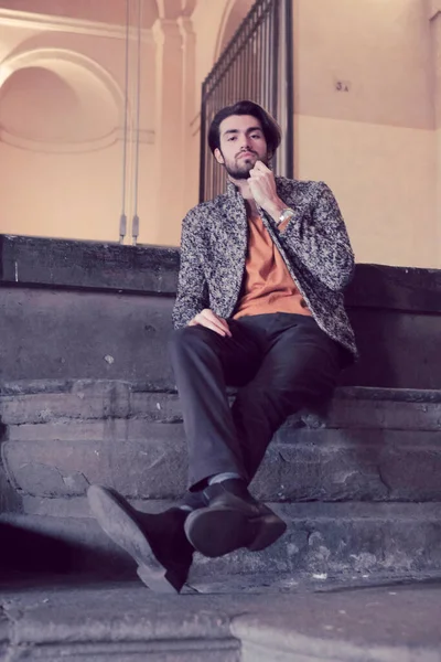 Parma 'nın ortasında, Pilotta' nın merdivenlerinde ceketli, zarif, siyah saçlı İtalyan çocuk. Yüksek kalite fotoğraf