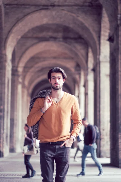 Parma 'nın ortasında, Pilotta' nın kemerlerinin altında ceketi olan zarif, siyah saçlı İtalyan bir çocuk. Yüksek kalite fotoğraf