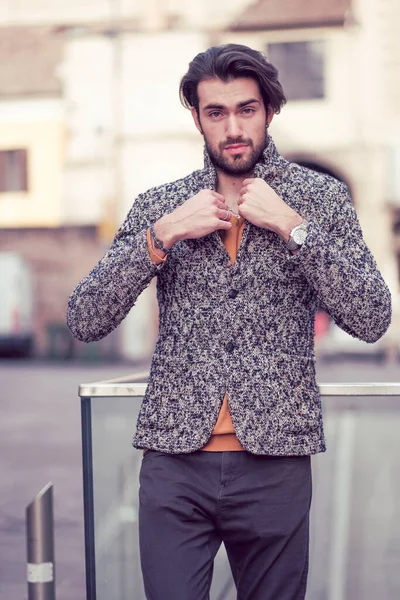 Parma 'nın ortasında ceketli, zarif, siyah saçlı bir İtalyan. Yüksek kalite fotoğraf