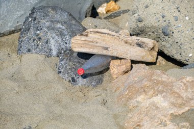 Plastik şişeyle İtalyan sahilinde israf oldu. Yüksek kalite fotoğraf