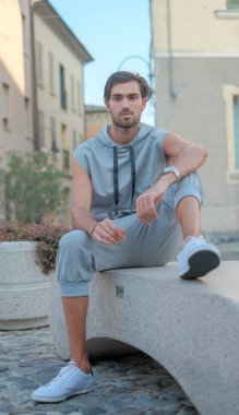 Ortaçağ İtalyan köyünde koşan güzel İtalyan çocuk. Yüksek kalite fotoğraf