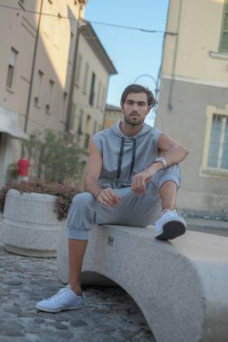 Ortaçağ İtalyan köyünde koşan güzel İtalyan çocuk. Yüksek kalite fotoğraf