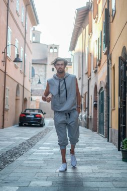 Ortaçağ İtalyan köyünde koşan güzel İtalyan çocuk. Yüksek kalite fotoğraf