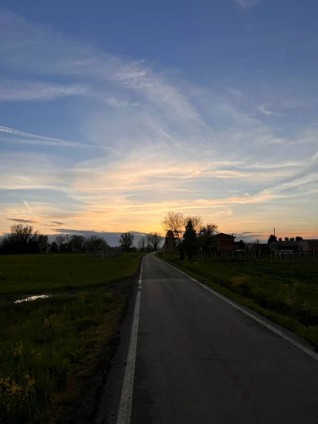 Landstraße Bei Sonnenuntergang Mit Grünen Wiesen Hochwertiges Foto — Stockfoto