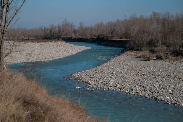 Reggio Emilia 'daki Enza nehrinin panoraması. Yüksek kalite fotoğraf