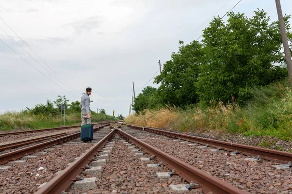 Hombre Desilusionado Con Vida Suicida Camina Las Vías Del Tren — Foto de Stock