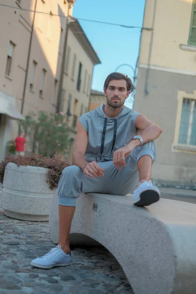 Ortaçağ İtalyan köyünde koşan güzel İtalyan çocuk. Yüksek kalite fotoğraf