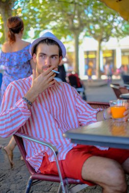  Güzel, siyah saçlı İtalyan adam barda sigara içiyor. Yüksek kalite fotoğraf