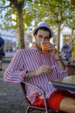 Koyu renk saçlı yakışıklı İtalyan barda meyve suyu içiyor. Yüksek kalite fotoğraf