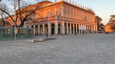 Reggio Emilia zafer kare parlak renkli fıskiyeler hızlandırılmış video valli tiyatrosu önünde