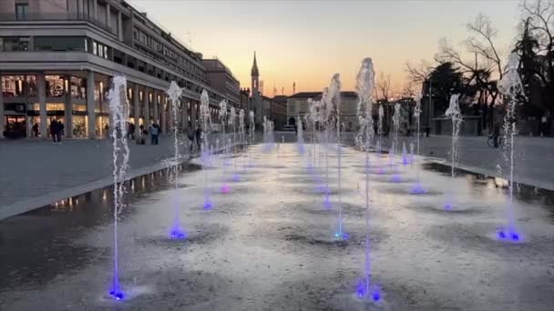 Reggio Emilia Nın Zafer Meydanı Tiyatro Vadilerinin Önünde Işıltılı Fıskiye — Stok video