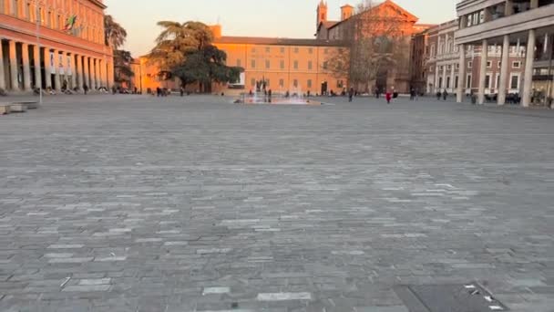 雷吉欧埃米莉亚胜利广场明亮的彩色喷泉在瓦莱里剧院前的延时视频 — 图库视频影像