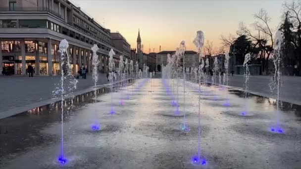 Reggio Emilia Nın Zafer Meydanı Tiyatro Vadilerinin Önünde Işıltılı Fıskiye — Stok video