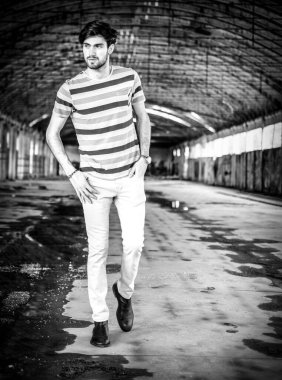 İtalyan esmer çocuk terk edilmiş fabrikada yürüyor. Yüksek kalite fotoğraf