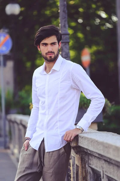 Beyaz gömlekli ve güneş gözlüklü yakışıklı, siyah saçlı bir İtalyan. Yüksek kalite fotoğraf